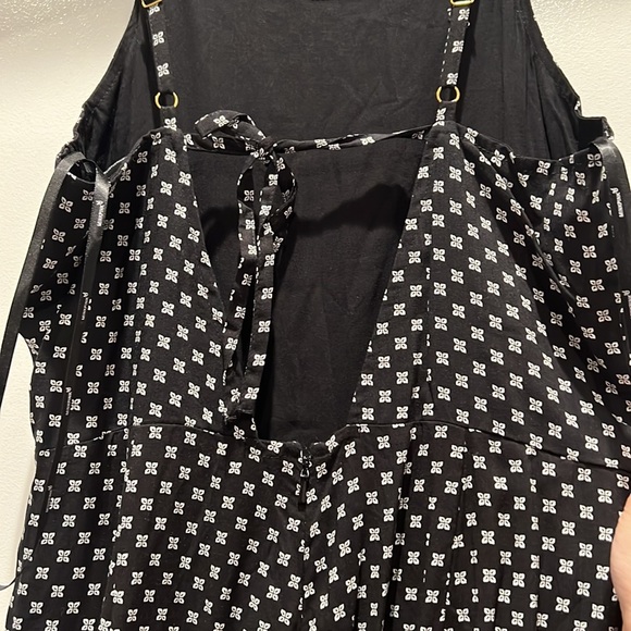 Long jumpsuit with side pockets. Lightweight with small open tie-back - Picture 3 of 3